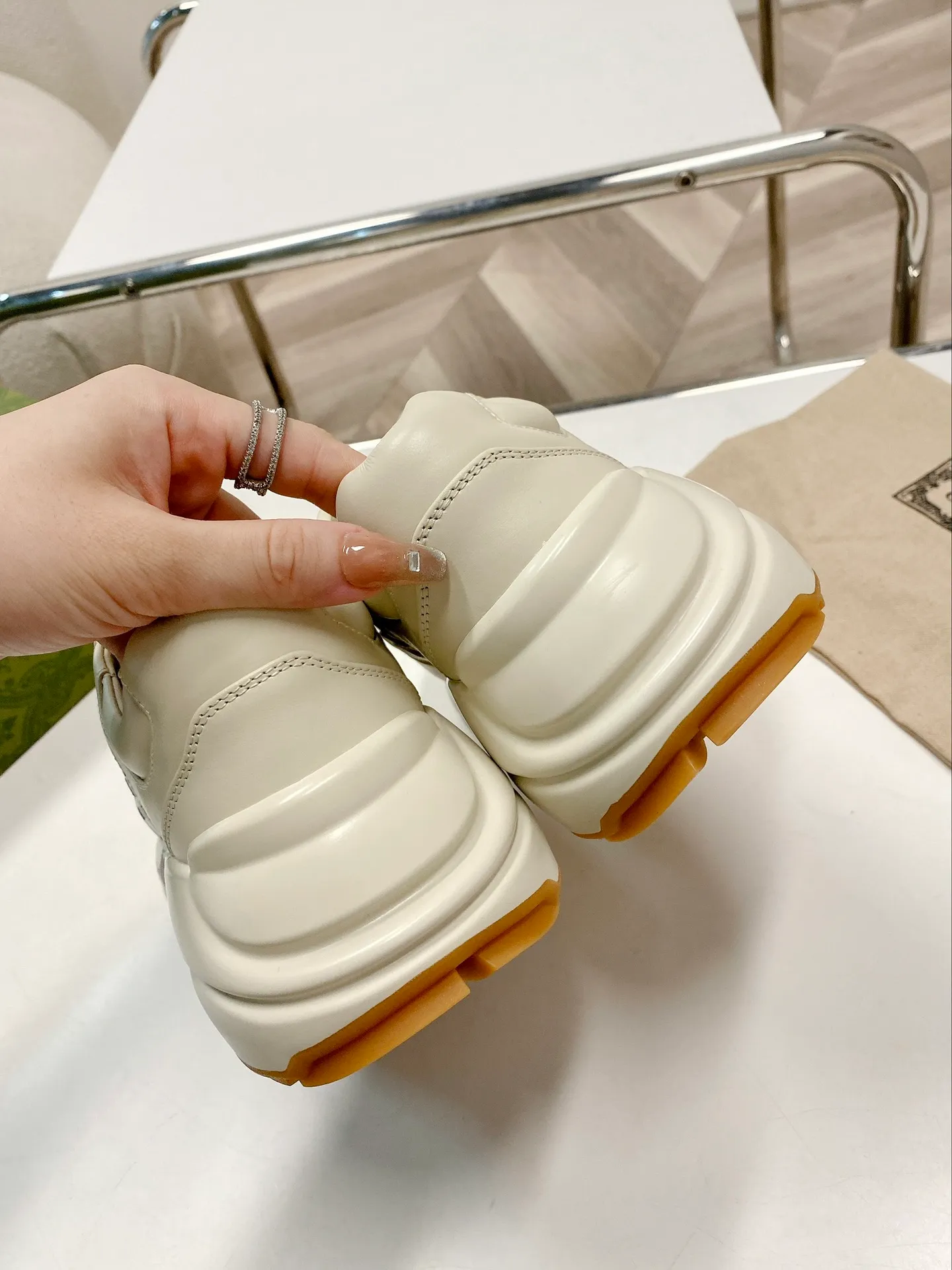 👟👟Ex-factory price 480👟👟 Women's shoes, women's clothing, upgraded version 2022 Gucci Gucci top version couples' dad shoes series is new! 🖤 ⚠GG couple’s dad shoes have been popular in recent years; new colors are updated constantly; Gucci has updated new colors in 2022, and our home and counters have new ones at the same time. This classic dad shoe has celebrities and Internet celebrities Anchors and others are sure to plant grass and call ❤ Classic fashion style, distressed leather surface, 5D drawing printing; mixed surface splicing colors, etc... Original customization (off-white eco-friendly cowhide, first layer of cowhide inside), original outsole... Shiny colorful drawings embellish the sides of the shoe body, old color rubbing, package production technology, 1:1 creation / only to make the best shoes. Size: Women’s 35-45